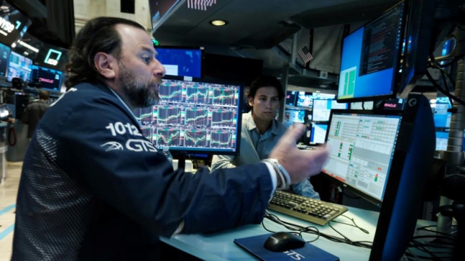 Wall Street en ordre dispers&eacute;, prudence avant une semaine charg&eacute;e