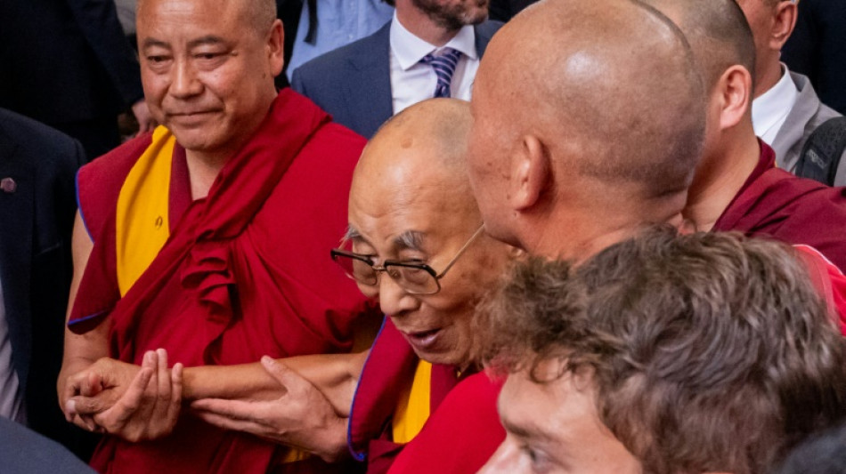 El dal&aacute;i lama llega a Nueva York para recibir tratamiento para sus rodillas