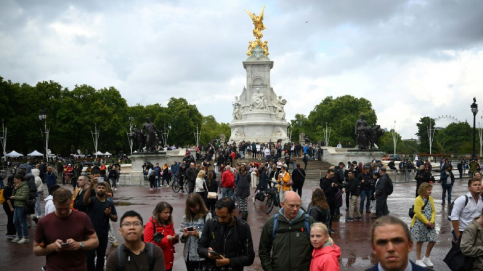L&aacute;grimas, silencio y el himno "God save the Queen" frente al palacio de Buckingham