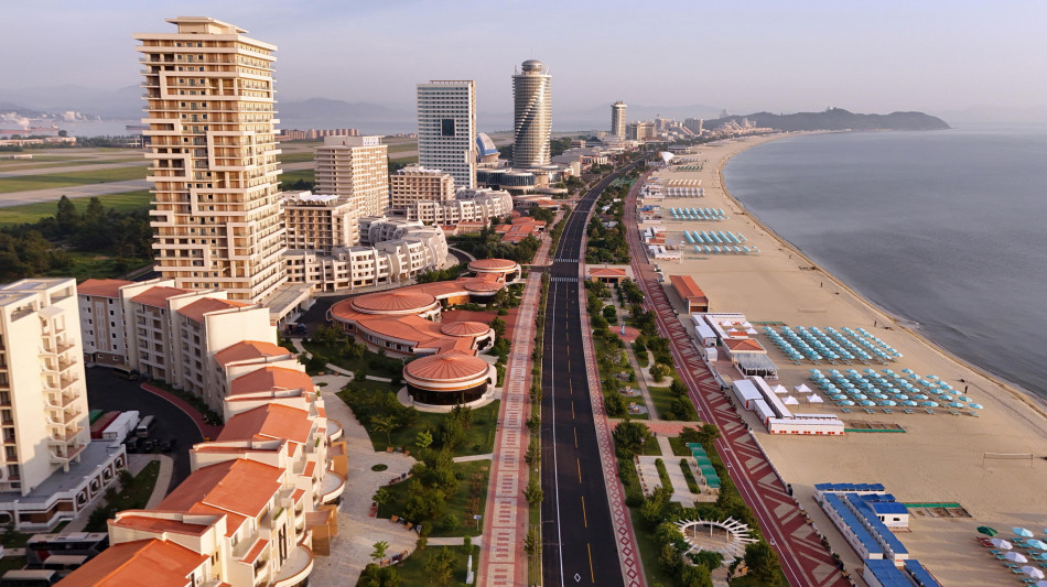 Primi turisti russi al resort in stile Benidorm in Corea Nord