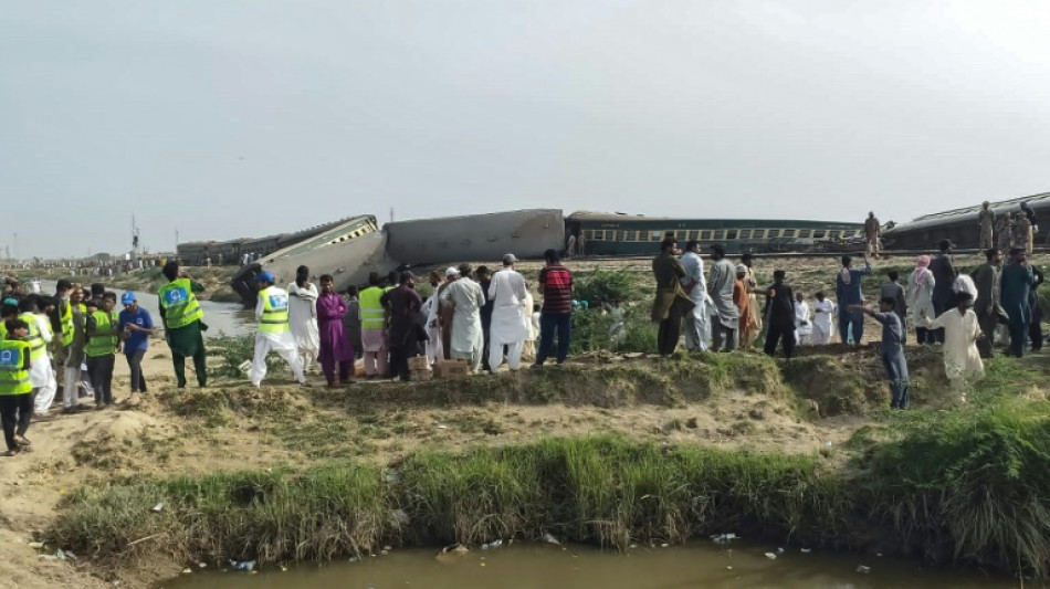 Al menos 19 muertos en descarrilamiento de tren en sur de Pakist&aacute;n