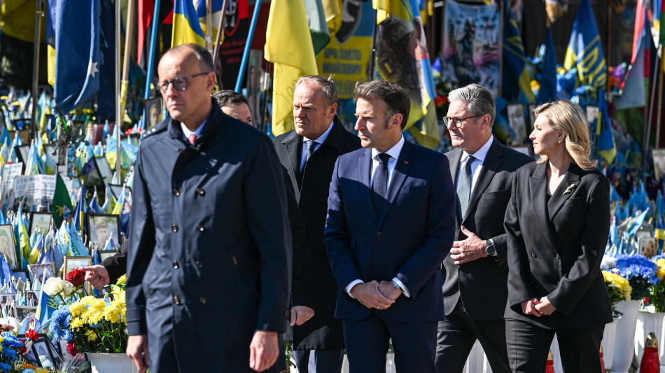 Macron, sanzioni massicce di Usa-Ue se Mosca viola tregua