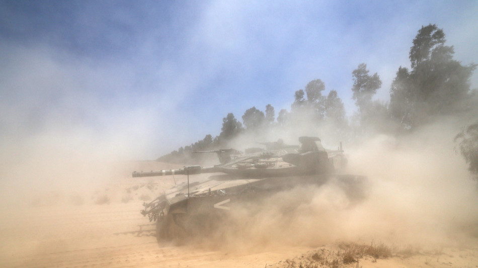 Media, salgono a 49 i morti nei raid israeliani su Gaza
