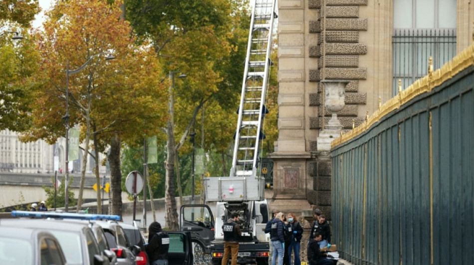 Casse du musée du Louvre: des suspects interpellés mercredi en cours de défèrement