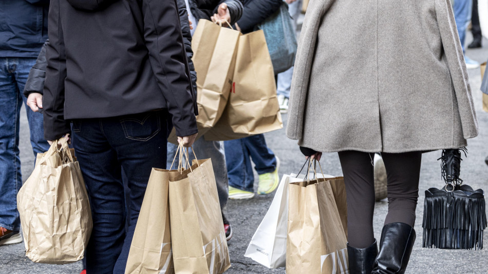 Bankitalia, le famiglie frenano i consumi, in aumento il risparmio