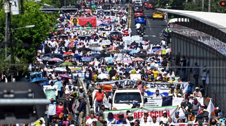 Salvadorenhos marcham contra pris&atilde;o de inocentes e reelei&ccedil;&atilde;o de Bukele