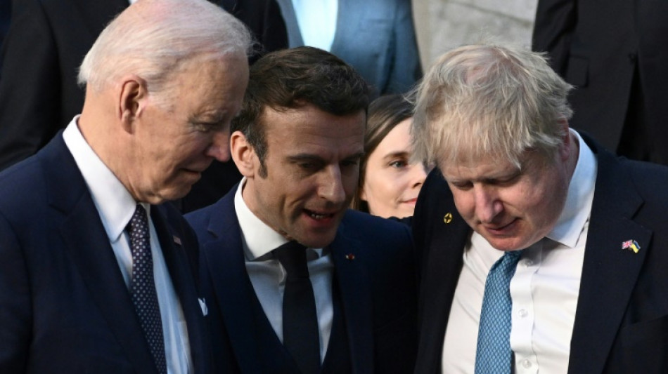 Pr&eacute;sidentielle: Macron accapar&eacute; par l'Ukraine, P&eacute;cresse positive au Covid