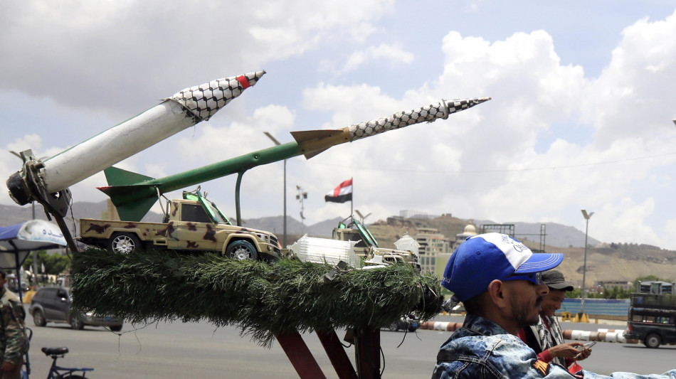 Israele colpisce lo Yemen dopo missile degli Houthi a aeroporto
