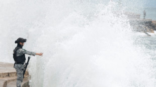 Hurricane Simon lashes Mexico's Pacific coast, threatens landfall
