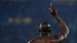 Napoli vence lanterna Verona (2-1) com gol de Lukaku nos acr&eacute;scimos e &eacute; 3&ordm; no Italiano