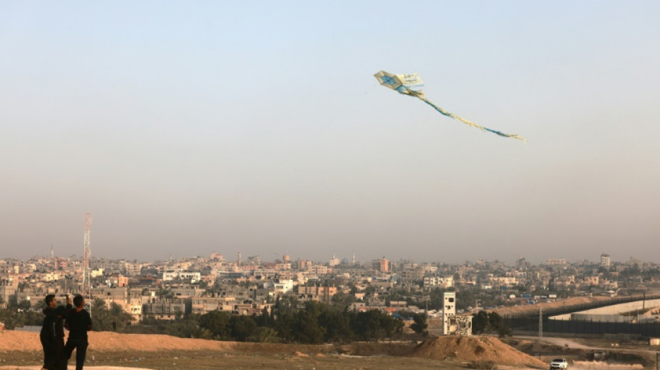 Em Rafah, crian&ccedil;as palestinas brincam de soltar pipa do lado eg&iacute;pcio da fronteira