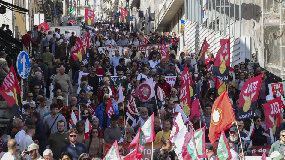 Migliaia di portoghesi in piazza, chiedono aumenti salariali