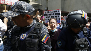 Trabajadores a favor y en contra del gobierno exigen mejoras salariales en Venezuela