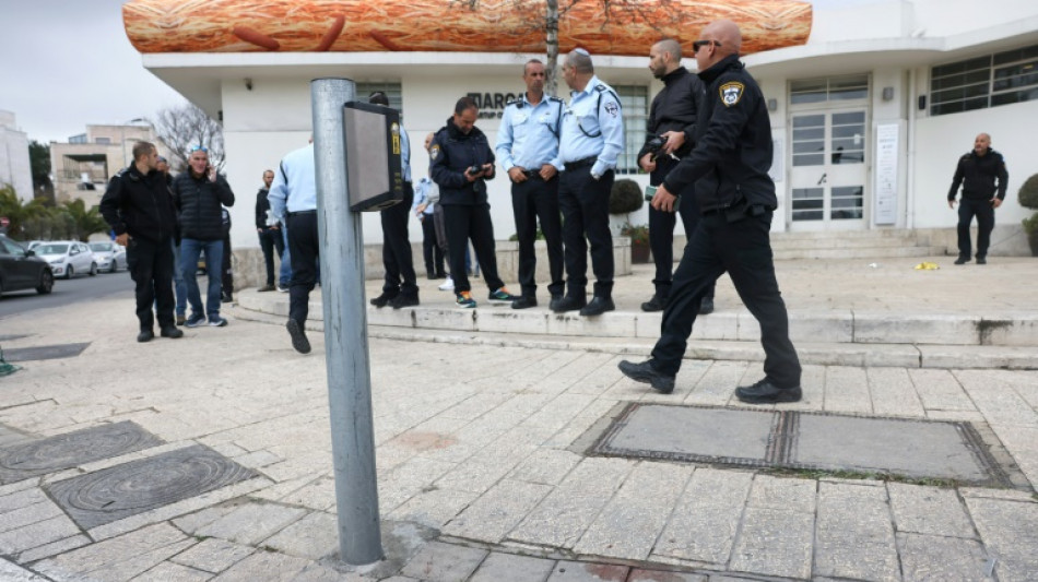 La polic&iacute;a israel&iacute; dispara contra un palestino que apu&ntilde;al&oacute; a un transe&uacute;nte