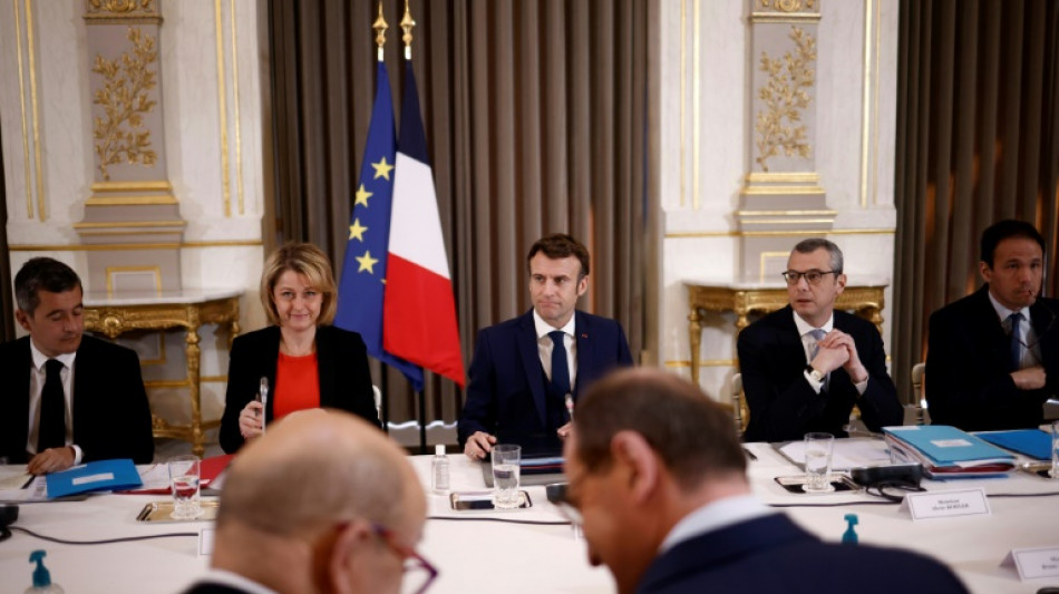 Pr&eacute;sidentielle: Macron toujours focalis&eacute; sur l'Ukraine, les candidats re&ccedil;us &agrave; Matignon