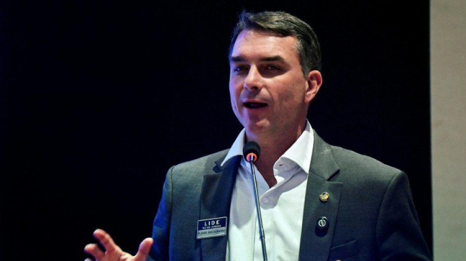 Em pr&eacute;-campanha, Fl&aacute;vio Bolsonaro elogia modelo de seguran&ccedil;a de Bukele