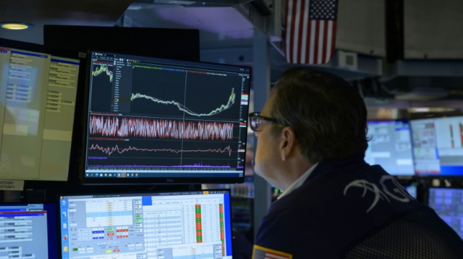 Wall Street en baisse, froiss&eacute;e par une vol&eacute;e d'indicateurs mitig&eacute;s