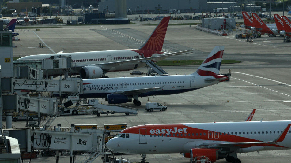 Controllo aereo in tilt, oltre 150 voli cancellati in Gb