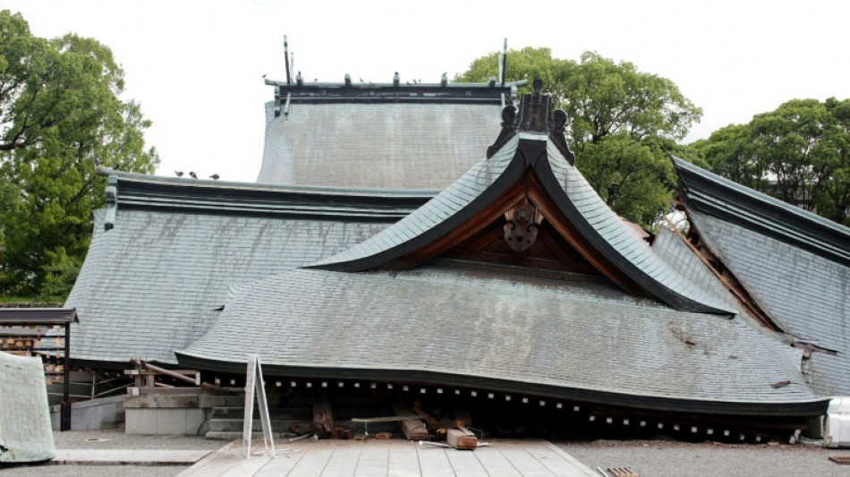 Buscan sobrevivientes tras sismo que mat&oacute; al menos a 13 personas en Jap&oacute;n