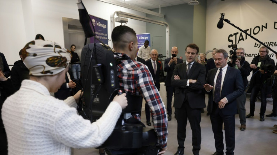 R&eacute;&eacute;ducation: Emmanuel Macron annonce des exosquelettes dans chaque d&eacute;partement 