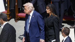 Media, Trump in abito blu navy viola dress code al funerale