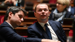 Retraites: le gouvernement acc&eacute;l&egrave;re au S&eacute;nat, Macron ferme avec les syndicats