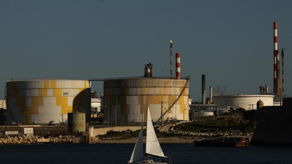 Il prezzo del petrolio allunga il passo, +3%