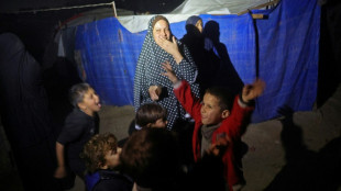 Milhares de palestinos comemoram em Gaza o an&uacute;ncio de tr&eacute;gua com Israel