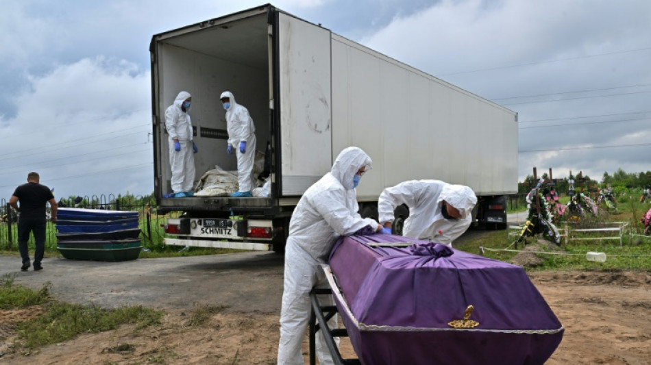 Bucha, ciudad m&aacute;rtir de Ucrania, entierra a sus muertos no identificados