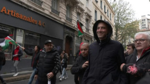 1er mai: Rapha&euml;l Glucksmann emp&ecirc;ch&eacute; de rejoindre le cort&egrave;ge &agrave; Saint-Etienne apr&egrave;s des jets de peinture