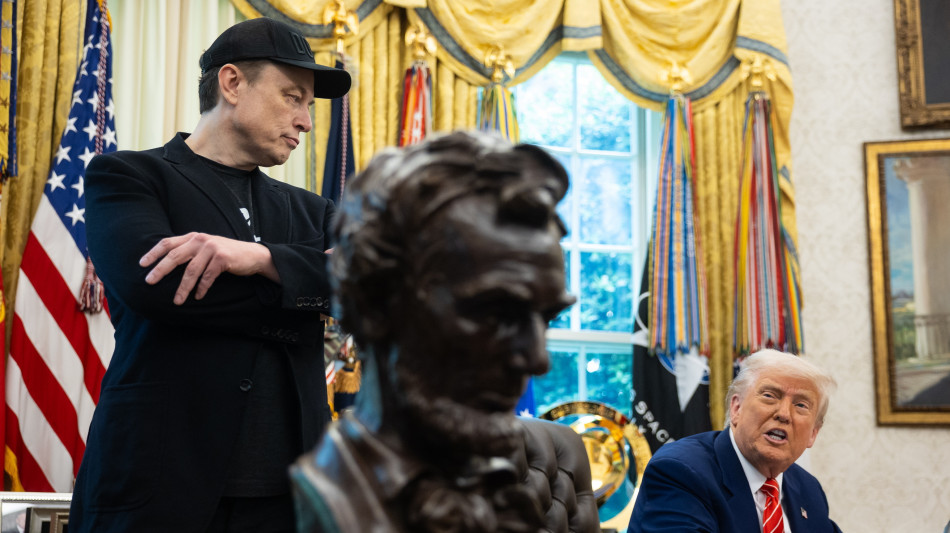 Tesla crolla di oltre l'8% dopo lo scontro Trump-Musk