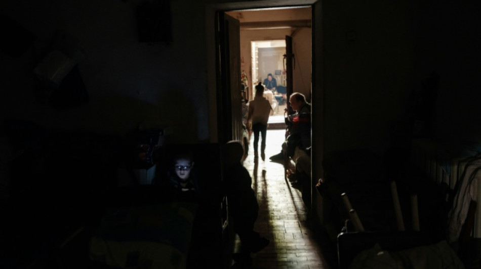 Malgr&eacute; les bombardements, des familles refusent d'&eacute;vacuer l'est de l'Ukraine