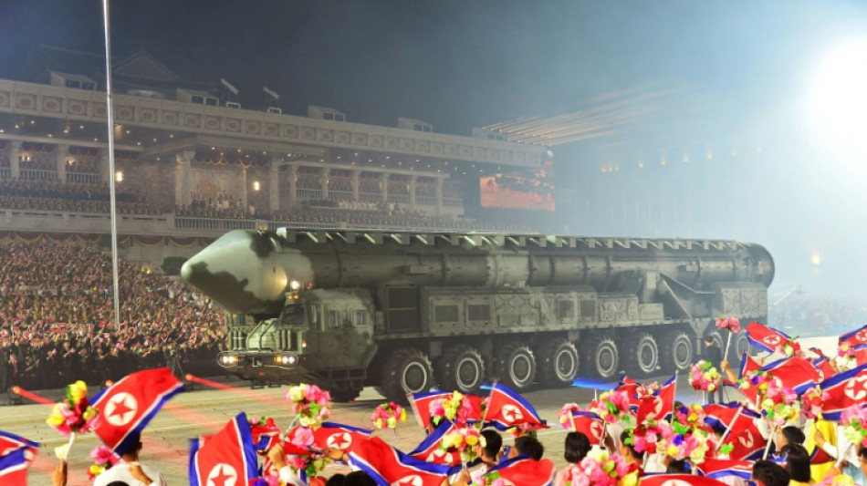 L&iacute;der norte-coreano supervisiona desfile militar com drones e m&iacute;sseis ICBM