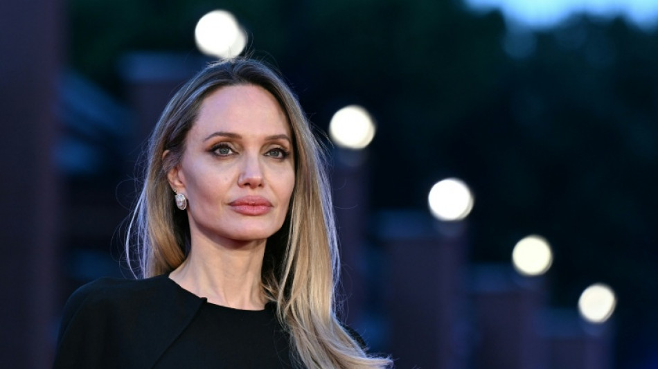 Angelina Jolie mostra cicatrizes de mastectom&iacute;a na primeira edi&ccedil;&atilde;o da Time France