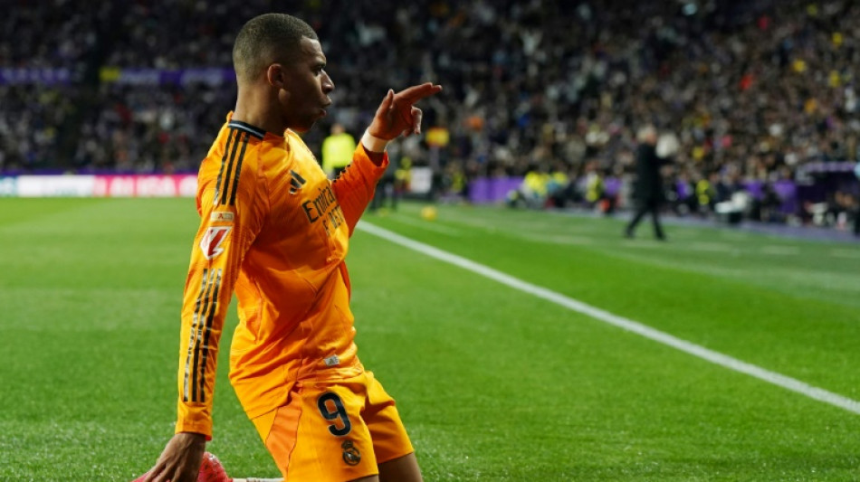 Real Madrid vence Valladolid (3-0) com hat-trick de Mbapp&eacute; e se isola na lideran&ccedil;a