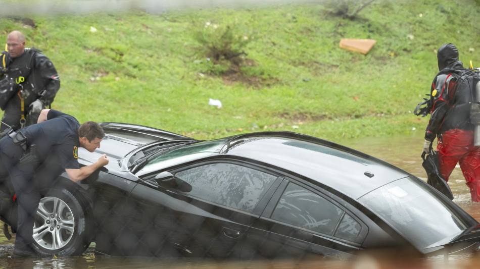 Sale il bilancio dei morti in Texas, 27 morti, anche 9 bimbi