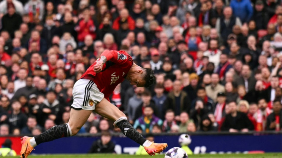 Sheffield &eacute; rebaixado para 2&ordf; divis&atilde;o inglesa; United volta a trope&ccedil;ar