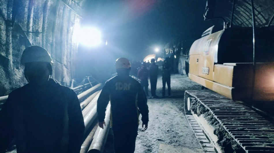 India suspende rescate de obreros atrapados en t&uacute;nel por temor de derrumbe