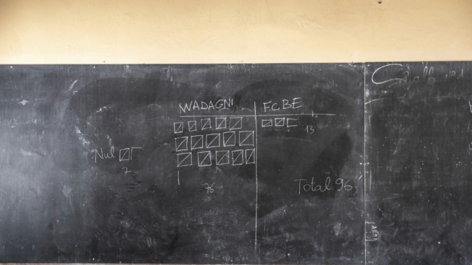 Le B&eacute;nin d&eacute;pouille les bulletins de vote d'une pr&eacute;sidentielle sans grand suspense