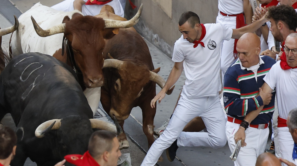 Nella quinta corsa davanti ai tori a San Fermin cinque contusi
