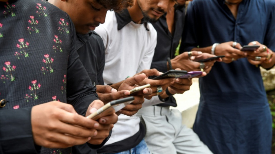 India considera restringir el acceso a las redes sociales a los j&oacute;venes