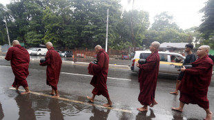 Il Myanmar celebra la festa dell'acqua fra le rovine del sisma