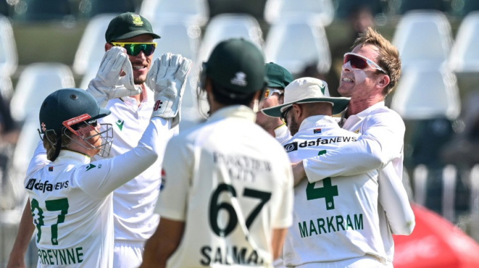 South Africa close on win after six-wicket Harmer rocks Pakistan