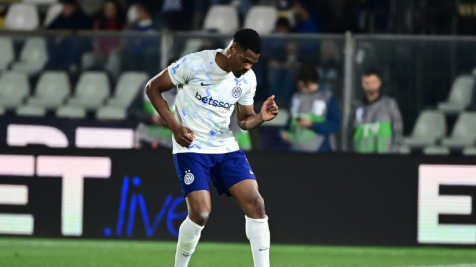 Inter close in on Serie A title after comeback triumph at Como