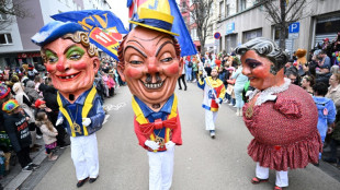 Hunderttausende feiern Rosenmontagszüge am Rhein - mit viel Spott für Politik