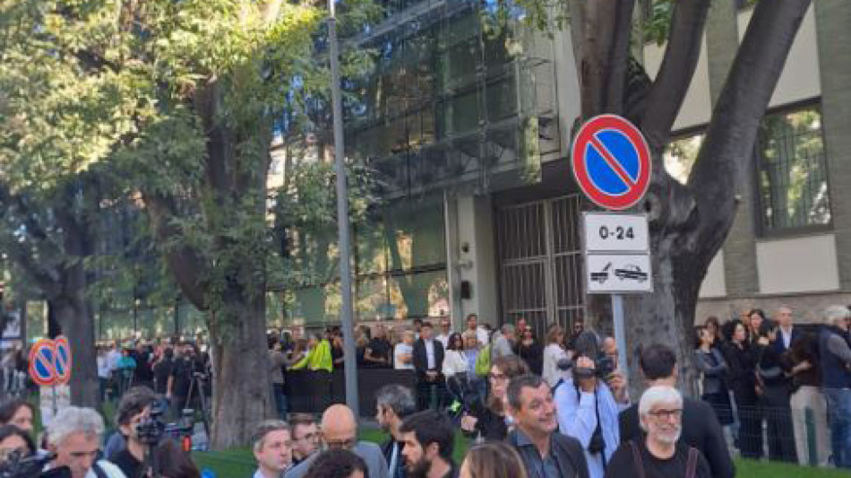 Armani, in centinaia in fila dalle 7 per l'ultimo saluto