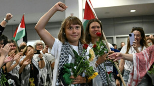 Greta Thunberg chega a Atenas junto com membros da flotilha por Gaza expulsos de Israel