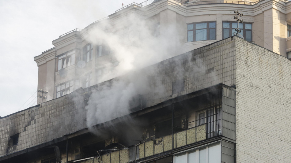 Edificio in fiamme a Kiev dopo attacco russo
