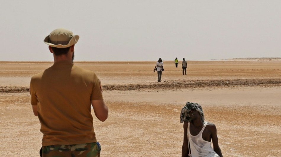Migrantes africanos erran, al l&iacute;mite de sus fuerzas, en el desierto entre T&uacute;nez y Libia