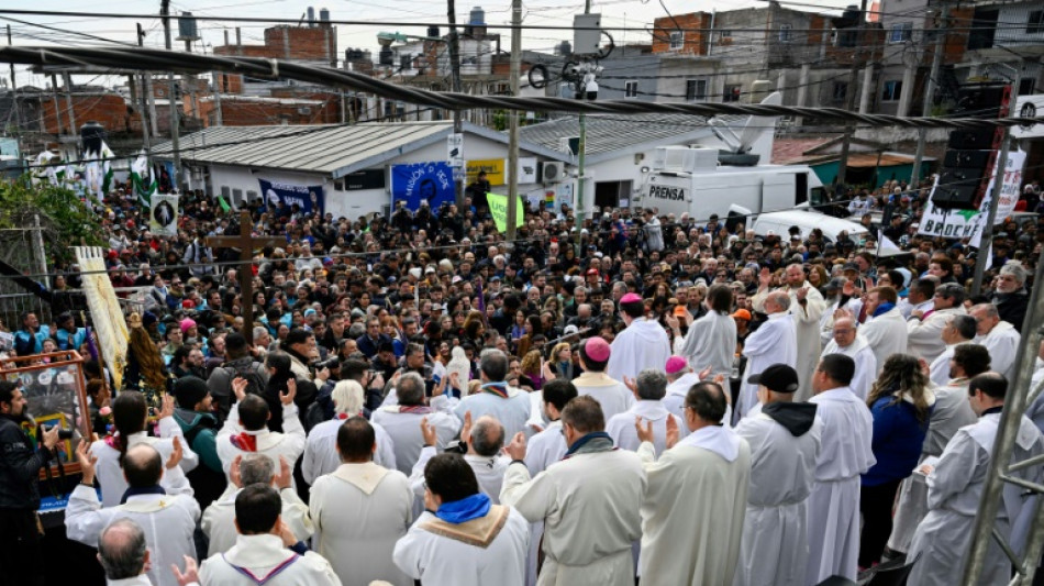 Padres comunit&aacute;rios da Argentina fazem desagravo ao papa ap&oacute;s cr&iacute;ticas de Milei